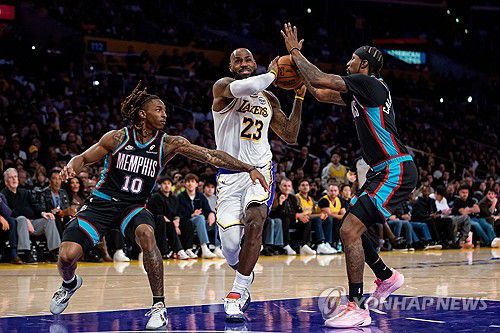 르브론 제임스(23번)의 돌파[AP=연합뉴스]