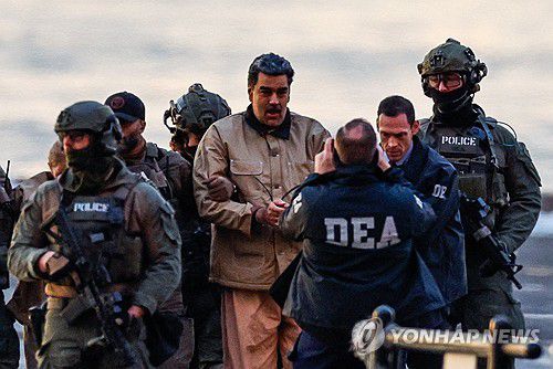 구치소서 법정으로 이동하는 마두로 (뉴욕 로이터=연합뉴스)