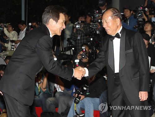 김동호-안성기, PIFF 성공적인 개막을 위해(부산=연합뉴스) 유용석 기자 = 김동호 위원장과 배우 안성기가 7일 오후 부산시 해운대 수영만요트경기장에서 열린 제15회 부산국제영화제(PIFF) 개막식에 참석해 인사를 나누고 있다. 2010.10.7 yalbr@yna.co.kr