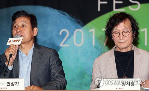 질문 답하는 안성기 집행위원장(서울 = 연합뉴스) 이지은 기자 = 지난 2017년 10월 18일 오전 서울 금호아트홀에서 열린 제15회 아시아나 국제 단편영화제 공식 기자회견에서 안성기 집행위원장(왼쪽)이 취재진의 질문에 답하고 있다. 오른쪽은 심사위원장인 정지영 감독. 2017.10.18 jieunlee@yna.co.kr