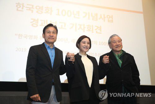 '한국영화 100년' 파이팅!(서울=연합뉴스) 신준희 기자 = 지난 2019년 4월 17일 서울 종로구 서울극장 서울아트시네마 상영관에서 영화진흥위원회와 한국영화 100년 기념사업 추진위원회 주최로 열린 '한국영화 100년 기념사업' 경과보고 기자회견에서 추진위 공동위원장인 이장호 영화감독(오른쪽부터)과 배우 장미희씨, 홍보위원장인 배우 안성기씨가 기념촬영을 하고 있다. 2019.4.17 hama@yna.co.kr