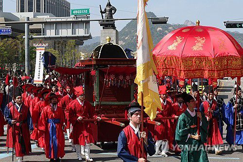 종묘 정전으로 향하는 조선 왕실 신주(서울=연합뉴스) 임화영 기자 = 20일 서울 종로구 창덕궁에서 종묘 정전까지 조선 왕과 왕비, 대한제국 황제와 황후의 신주 환안 행렬이 이동하고 있다. 2025.4.20 hwayoung7@yna.co.kr