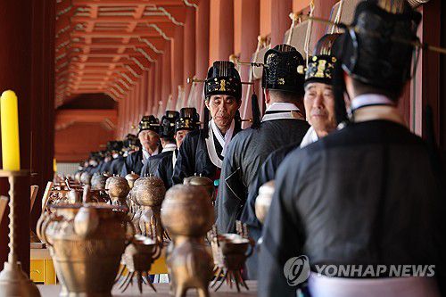 종묘대제 봉행(서울=연합뉴스) 서대연 기자 = 4일 서울 종로구 종묘 정전에서 종묘대제가 진행되고 있다.     종묘대제는 조선왕조 역대 왕과 왕비의 신주를 모시고 올리는 제례의식이다. 2025.5.4 [공동취재] dwise@yna.co.kr