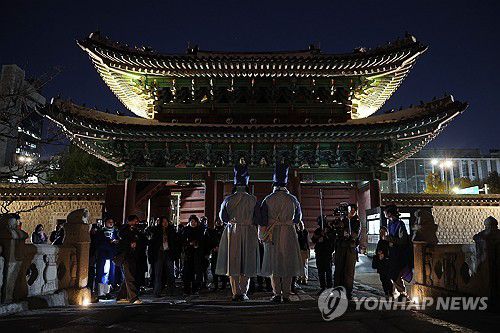 시작된 창경궁 야간관람 '동궐동락'(서울=연합뉴스) 김성민 기자 = 10일 오후 서울 종로구 창경궁에서 열린 야간관람 '동궐동락' 사전 공개 초청행사에서 관람객들이 설명을 듣고 있다. 2025.11.10 ksm7976@yna.co.kr