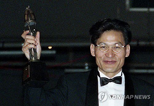 '국민 배우' 안성기 별세(서울=연합뉴스) 지난 1994년 서울 중구 국립극장 대극장에서 열린 제32회 대종상 영화제에서 '투캅스'로 남우주연상을 수상한 뒤 트로피를 들어 보이는 안성기. 2026.1.5 [연합뉴스 자료사진] photo@yna.co.kr