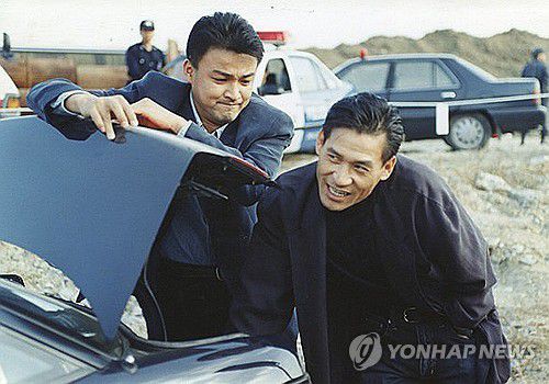 '국민 배우' 안성기 별세(서울=연합뉴스) 배우 안성기 출연작 '투캅스'의 한 장면. 왼쪽은 배우 박중훈. 2026.1.5 [한국영상자료원 KMDb 캡처. 재판매 및 DB 금지] photo@yna.co.kr