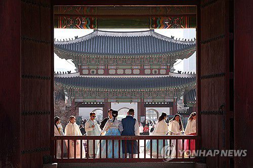 외국인 관광객들, 경복궁 나들이(서울=연합뉴스) 진연수 기자 = 한국 전통문화에 대한 관심에 힘입어 지난해 4대 궁과 종묘, 조선왕릉을 찾은 관람객이 역대 최다를 기록했다.      국가유산청 궁능유적본부는 2025년 한 해 경복궁·창덕궁·창경궁·덕수궁과 종묘, 조선왕릉을 찾은 방문객이 1천781만4천848명으로 집계됐다고 5일 밝혔다. 고궁과 종묘, 조선왕릉 관람객이 1천700만명을 넘어선 건 이번이 처음이다.      사진은 이날 서울 종로구 경복궁을 방문한 외국인 관광객들 모습. 2026.1.5 jin90@yna.co.kr