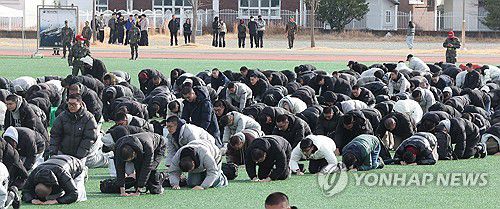 "잘 다녀오겠습니다"(창원=연합뉴스) 김동민 기자 = 5일 오후 경남 창원시 진해구 해군교육사령부 연병장에서 열린 해군병 721기 입영식에서 해군병이 큰절하고 있다.     이날 입대한 해군병은 5주간의 양성 교육훈련 과정을 이수하고 오는 2월 6일 수료한다. 2026.1.5 image@yna.co.kr