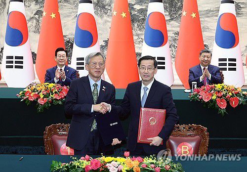 중국 청대 석사자상 중국 본국에 기증(베이징=연합뉴스) 한상균 기자 = 유홍준 국립중앙박물관장(왼쪽)과 라오취안 중국 국가문물국 국장이 5일 베이징 인민대회당에서 이재명 대통령과 시진핑 국가주석이 참석한 가운데 중국 청대 석사자상 한 쌍 기증 증서를 작성한 뒤 기념촬영을 하고 있다.     양국은 간송미술관이 소장하고 있는 청대 제작 석사자상 한 쌍을 중국 국가문물국에 기증하기로 합의했다. 2026.1.5 xyz@yna.co.kr