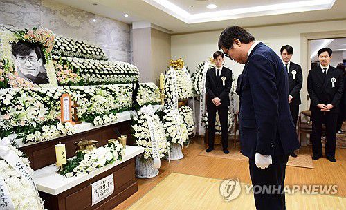 빈소 조문하는 최휘영 장관(서울=연합뉴스) 최휘영 문화체육관광부 장관이 5일 별세한 배우 안성기의 서울성모병원 빈소에서 조문하고 있다. 2026.1.5 [사진공동취재단] photo@yna.co.kr