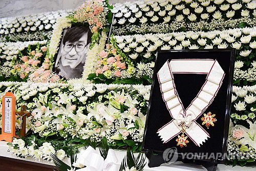 안성기에 금관문화훈장 추서(서울=연합뉴스) 5일 별세한 배우 안성기의 서울성모병원 빈소에 훈장이 놓여 있다.      정부는 고인에게 대중문화예술 분야의 최고 영예인 금관문화훈장(1등급)을 추서했다. 2026.1.5 [사진공동취재단] photo@yna.co.kr