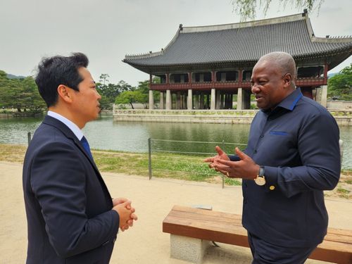 2022년 방한한 존 마하마(오른쪽) 현 가나 대통령과 대화하는 최고조 대사[최고조 제공. 재판매 및 DB 금지]