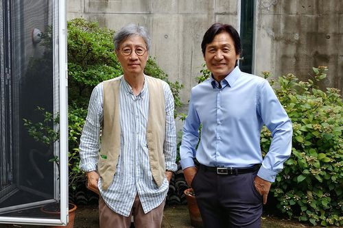 배우 안성기(오른쪽)와 구본창 작가배우 안성기(오른쪽)와 구본창 작가가 2020년 영화 '종이꽃' 촬영장에서 찍은 기념 사진. [구본창 작가 제공. 재판매 및 DB 금지]