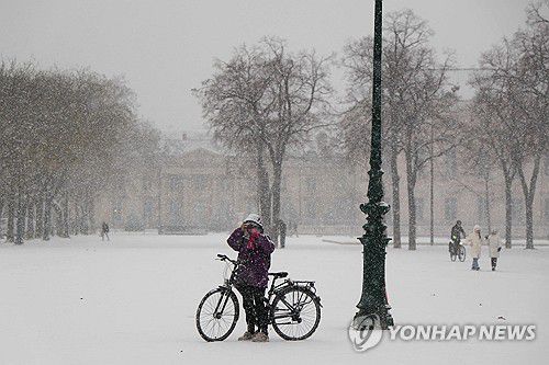 눈 내린 5일(현지시간) 파리 샹드마르스의 시민[AFP 연합뉴스 자료사진. 재판매 및 DB 금지]
