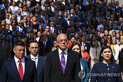 5일(현지시간) 베네수엘라 의원들과 한자리에 선 호르헤 로드리게스 국회의장(가운데)[카라카스 AFP=연합뉴스. 재판매 및 DB 금지]