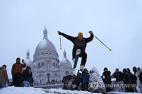 5일(현지시간) 눈 쌓인 몽마르트르 언덕에서 스키 타는 시민[AP 연합뉴스 자료사진. 재판매 및 DB 금지]