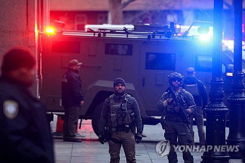 법원 청사로 진입하는 마두로 호송추정 장갑트럭[뉴욕 로이터=연합뉴스. 재판매 및 DB 금지]