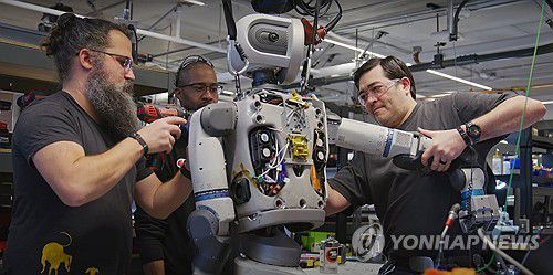 보스턴 다이내믹스, 휴머노이드 로봇 아틀라스 AI 학습 과정 영상 공개[Pick, Carry, Place, Repeat | Inside the Lab with Atlas 영상 캡처. 재판매 및 DB 금지]