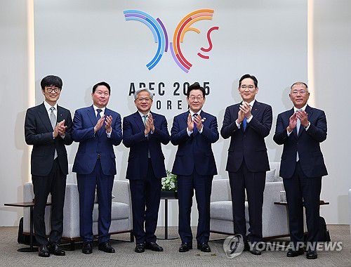 젠슨 황 만난 이재명 대통령(경주=연합뉴스) 김도훈 기자 = 이재명 대통령이 31일 APEC 정상회의장인 경주화백컨벤션센터에서 젠슨 황 엔비디아 최고경영자 접견에 앞서 국내 기업 대표들과 함께 기념촬영을 하고 있다.      왼쪽부터 이해진 네이버 이사회 의장, 최태원 SK그룹 회장, 젠슨 황, 이재명 대통령, 이재용 삼성전자 회장, 정의선 현대차그룹 회장. 2025.10.31 superdoo82@yna.co.kr