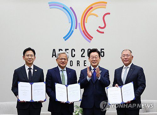 엔비디아, 정부·민간기업과 AI 관련 협약(경주=연합뉴스) 김도훈 기자 = 이재명 대통령이 31일 APEC 정상회의장인 경주화백컨벤션센터에서 젠슨 황 엔비디아 최고경영자(CEO) 접견 전 과학기술정보통신부와 현대차, 엔비디아의 국내 피지컬 AI 역량 고도화 협약 관련 기념촬영을 하고 있다.      왼쪽부터 배경훈 과학기술정보통신부 장관, 젠슨 황 엔비디아 최고경영자(CEO), 이 대통령, 정의선 현대차그룹 회장. 2025.10.31 superdoo82@yna.co.kr