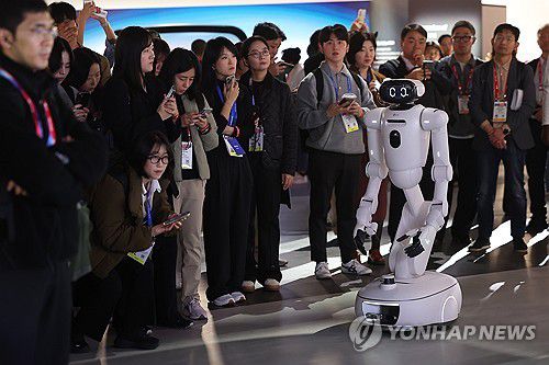 클로이드에 관심 집중(라스베이거스=연합뉴스) 김성민 기자 = 세계 최대 가전·정보기술(IT) 전시회 CES 2026을 앞둔 5일(현지시간) 미국 네바다주 라스베이거스 컨벤션센터(LVCC) LG전자 부스에서 홈 로봇 '클로이드'가 이동하고 있다. 2026.1.6 ksm7976@yna.co.kr