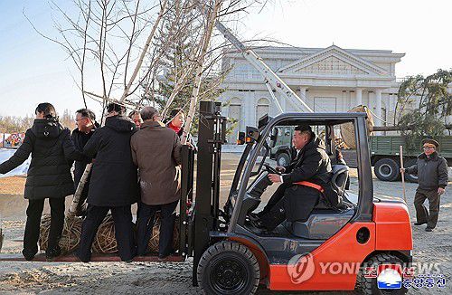 김정은, 파병기념관에 식수(평양 조선중앙통신=연합뉴스) 김정은 북한 국무위원장이 5일 평양에 들어설 러시아 파병군 추모기념관 건설현장을 찾아 당정군 고위간부들과 함께 기념식수를 했다고 조선중앙통신이 6일 보도했다. 2026.1.6      [국내에서만 사용가능. 재배포 금지. For Use Only in the Republic of Korea. No Redistribution] nkphoto@yna.co.kr
