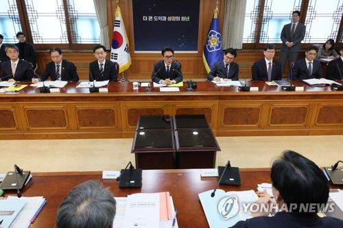 발언하는 김민석 국무총리(서울=연합뉴스) 이정훈 기자 = 김민석 국무총리가 6일 서울 종로구 정부서울청사에서 열린 총리실 업무보고에서 발언하고 있다. 2026.1.6 uwg806@yna.co.kr