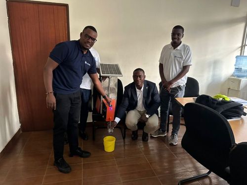 르완다 태양광 기반 급수 시스템 점검하는 존슨 펜(가운데) 대표[존슨 펜 에코링크스 대표 제공. 재판매 및 DB금지]