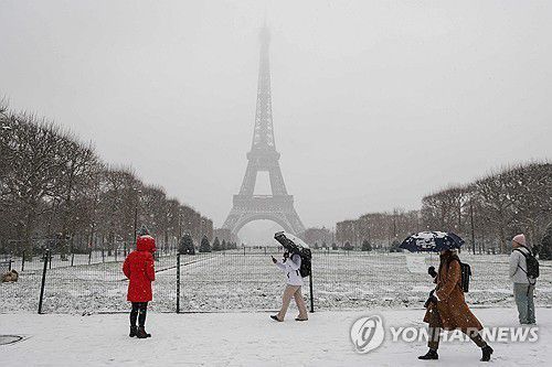 눈 쌓인 에펠탑 앞 샹드마르스 [AFP 연합뉴스 자료사진. 재판매 및 DB 금지]