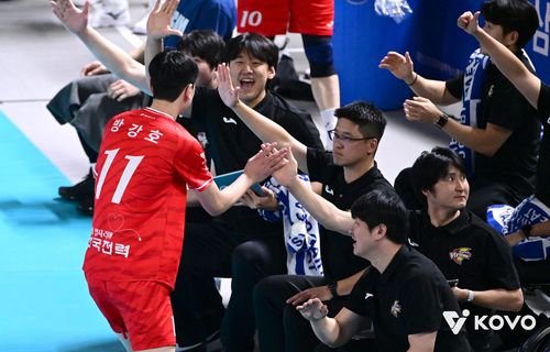 코치진과 하이파이브 하는 방강호(11번)[한국배구연맹 제공. 재판매 및 DB 금지]