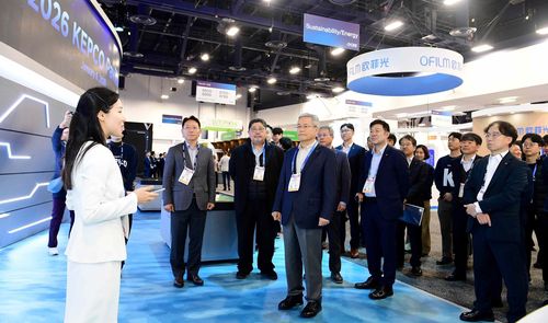 CES 2026 한전관에서 설명 듣는 김동철 한전 사장 등 관계자들[한국전력 제공. 재판매 및 DB 금지]