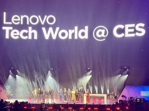 양위안칭 레노버 회장이 6일(현지시간) 소비자 가전·정보기술(IT) 전시회 'CES 2026'이 열리는 미국 라스베이거스의 '스피어' 공연장에서 기조연설을 마친 직후 초청 연사들을 무대 위로 불러모아 인사하고 있다.