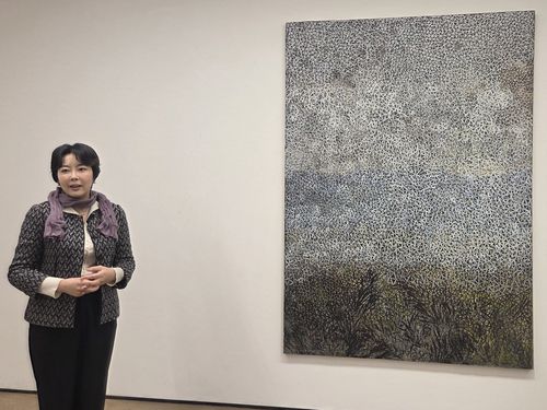 성희승 작가(서울=연합뉴스) 박의래 기자 = 성희승 작가가 7일 서울 종로구 소격동 학고재에서 열리고 있는 개인전에서 작품에 관해 설명하고 있다. laecorp@yna.co.kr