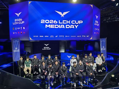 2026 LCK컵 미디어데이    (서울=연합뉴스) 김주환 기자 = 7일 서울 종로구 치지직 롤파크에서 열린 2026 LCK컵 미디어 데이 행사에서 10개 게임단 감독과 선수들이 질문을 듣고 있다. 2026.1.7 jujuk@yna.co.kr