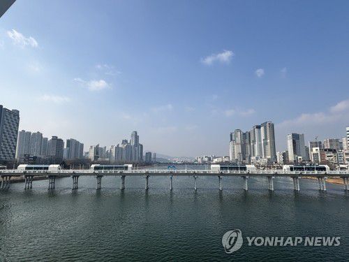 태화강 울산교 상부에 조성된 세계음식문화관[울산시 제공. 재판매 및 DB 금지]