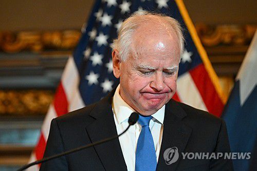 연방정부 지원금 사기 논란 속에 3선 도전을 포기한 팀 월즈 미네소타 주지사[EPA 연합뉴스 자료사진]