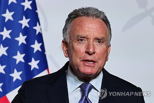 미국 특사 윗코프(파리 EPA=연합뉴스) 스티브 윗코프 미국 특사가 6일(현지시간) 프랑스 파리에서 '의지의 연합' 회의에 참석한 뒤 정상들과 공동 기자회견을 열고 있다. 2026.01.06.