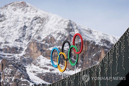 알프스를 배경으로 한 올림픽 오륜[로이터=연합뉴스]