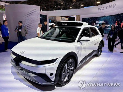 웨이모의 6세대 로보택시 현대차 아이오닉5(라스베이거스=연합뉴스) 김태종 특파원 = 7일 미국 라스베이거스에서 열리는 세계 최대 가전·IT(정보기술) 전시회 'CES 2025'에 구글 자회사 웨이모의 6세대 로보택시 현대차 아이오닉5가 전시돼 있다. 2025.1.9 taejong75@yna.co.kr