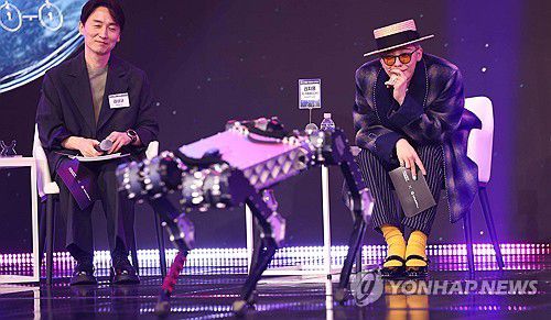 사족로봇 춤 지켜보는 지드래곤(대전=연합뉴스) 양영석 기자 = 그룹 빅뱅의 멤버이자 카이스트 기계공학과 초빙교수인 지드래곤(권지용)이 9일 대전 카이스트에서 열린 행사에 참석해 음악에 맞춰 춤을 추는 사족로봇을 흥미롭게 지켜보고 있다. 2025.4.9 youngs@yna.co.kr