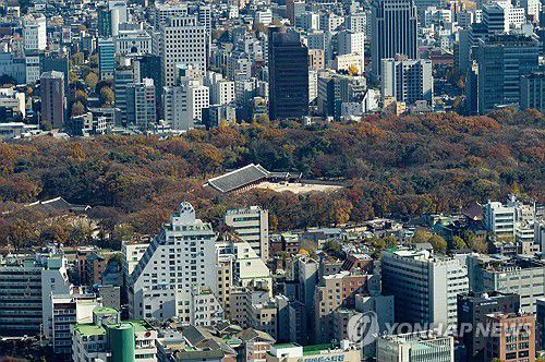 건물들 사이 외로운 종묘(서울=연합뉴스) 김성민 기자 = 종묘 인근 재개발을 두고 여야가 대립을 이어가고 있는 18일 서울 종로구 종묘에서 관람객들이 이동하고 있다. 2025.11.18 ksm7976@yna.co.kr