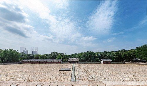 종묘 정전 상월대에서 세운지구를 바라본 시뮬레이션(서울=연합뉴스) 오세훈 서울시장이 종묘(宗廟) 앞 세운4구역 재개발 논란과 관련 "시뮬레이션을 해보니 그렇게 압도적으로 눈 가리고 숨 막히게 하고 기를 누를 정도의 압도적 경관은 전혀 아니다"라고 18일 강조했다.     오 시장은 이날 제333회 서울시의회 정례회 시정질문에서 국민의힘 김규남 시의원의 관련 질의에 재개발 시뮬레이션 3D 이미지를 공개하며 이같이 말했다. 2025.11.18 [서울시 제공. 재판매 및 DB 금지] photo@yna.co.kr