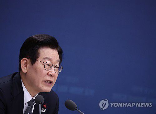 이재명 대통령, 업무보고 발언(서울=연합뉴스) 김도훈 기자 = 이재명 대통령이 19일 정부서울청사 별관에서 열린 금융위원회·공정거래위원회 업무보고에서 발언하고 있다. 2025.12.19 superdoo82@yna.co.kr