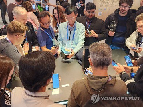 삼성전자 CES 단독 전시관의 갤럭시 Z 트라이폴드에 몰린 인파(라스베이거스=연합뉴스) 조성흠 기자 = 4일(현지시간) 삼성전자가 세계 최대 IT·가전 전시회 'CES 2026'을 맞아 미국 라스베이거스 윈 호텔에 설치한 단독 전시관에 전시된 갤럭시 Z 트라이폴드에 인파가 몰려 있다. 2026.1.5 josh@yna.co.kr