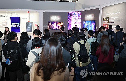 LG전자 부스 둘러보는 취재진(라스베이거스=연합뉴스) 김성민 기자 = 세계 최대 가전·정보기술(IT) 전시회 CES 2026을 앞둔 5일(현지시간) 미국 네바다주 라스베이거스 컨벤션센터(LVCC) LG전자 부스에서 취재진이 전시를 둘러보고 있다. 2026.1.6 ksm7976@yna.co.kr