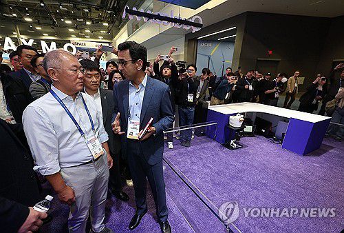 퀄컴 부스 찾은 정의선 회장(라스베이거스=연합뉴스) 김성민 기자 = 정의선 현대차그룹 회장이 6일(현지시간) 미국 네바다주 라스베이거스 컨벤션센터(LVCC) 퀄컴 부스를 둘러보고 있다. 2026.1.7 ksm7976@yna.co.kr