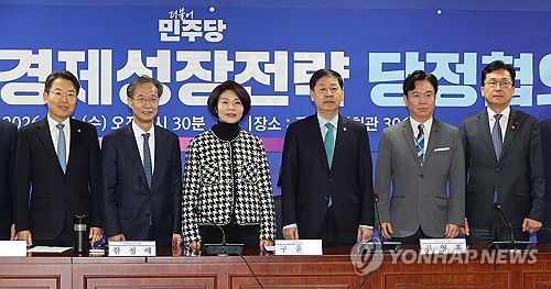 2026년 경제성장전략 당정 협의(서울=연합뉴스) 배재만 기자 = 더불어민주당 한정애 정책위의장과 구윤철 부총리 겸 재정경제부 장관, 김영훈 고용노동부 장관 등이 7일 서울 여의도 국회 의원회관에서 열린 2026년 경제성장전략 당정 협의에서 기념 촬영을 하고 있다. 왼쪽부터 더불어민주당 최기상 정책위 사회수석부의장, 유동수 정책위 경제수석부의장, 한 의장, 구 부총리, 김 장관, 이병권 중기부 2차관. 2026.1.7 scoop@yna.co.kr