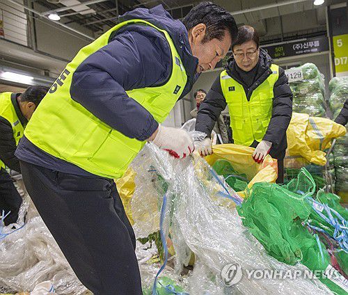 가락시장 찾아 청소하는 민주당(서울=연합뉴스) 황광모 기자 = 더불어민주당 정청래 대표와 최고위원, 의원들이 7일 서울 송파구 가락동농수산물도매시장 채소2동을 찾아 경매 후 남겨진 쓰레기들을 치우고 있다.      이날 민주당은 새해를 맞이해 '국민 곁으로! 현장 속으로!' 현장 방문을 시작했다. 2026.1.7 hkmpooh@yna.co.kr