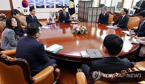 국민투표법 개정 간담회 갖는 우원식 국회의장(서울=연합뉴스) 이동해 기자 = 우원식 국회의장이 7일 국회 의장 집무실에서 열린 국민투표법 개정 간담회에서 모두발언을 하고 있다. 이날 간담회는 국회 행정안전위원회 신정훈 위원장을 비롯해 민주당 간사 윤건영 의원, 정재황 국회 국민 미래 개헌자문위원장이 참석했다. 2026.1.7 eastsea@yna.co.kr