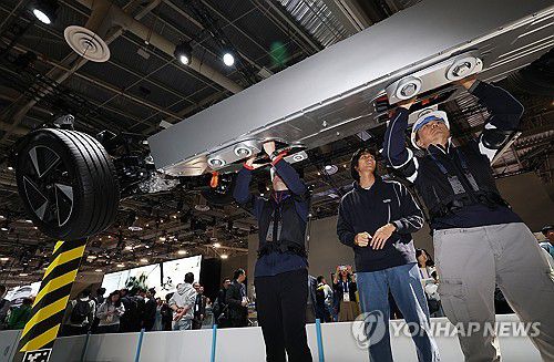 특수 슈트 입고(라스베이거스=연합뉴스) 김성민 기자 = CES 개막일인 6일(현지시간) 미국 네바다주 라스베이거스 컨벤션센터(LVCC) 현대차그룹 부스에서 관람객들이 특수 슈트를 체험하고 있다. 2026.1.7 ksm7976@yna.co.kr